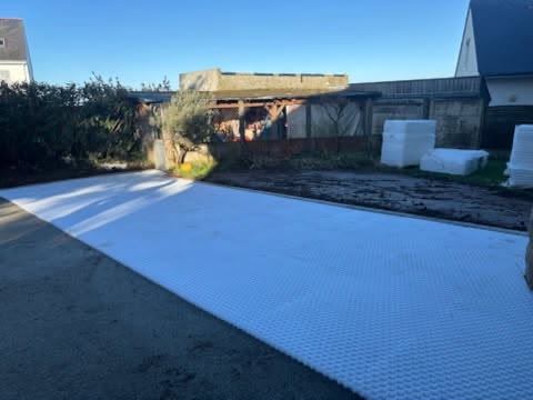 Préparation d’une allée devant une maison