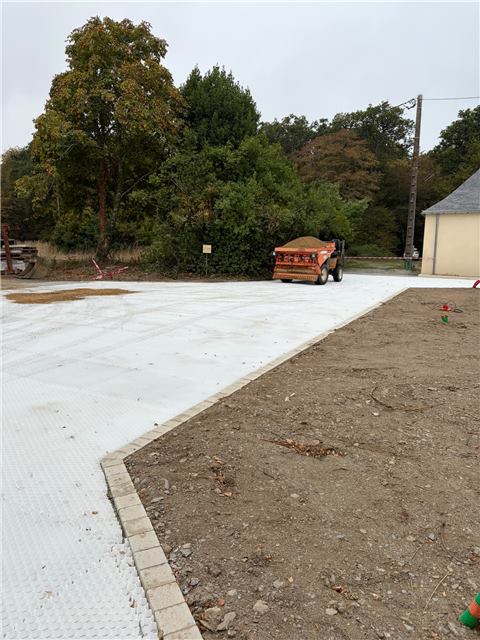 Allée claire et terrain en cours d’aménagement