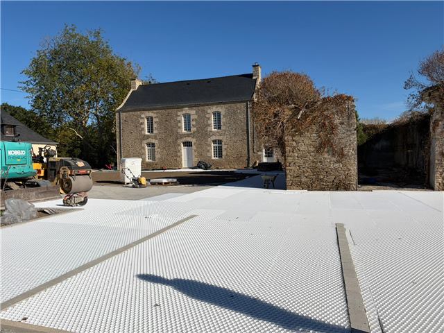 Allée aménagée devant une maison en pierre