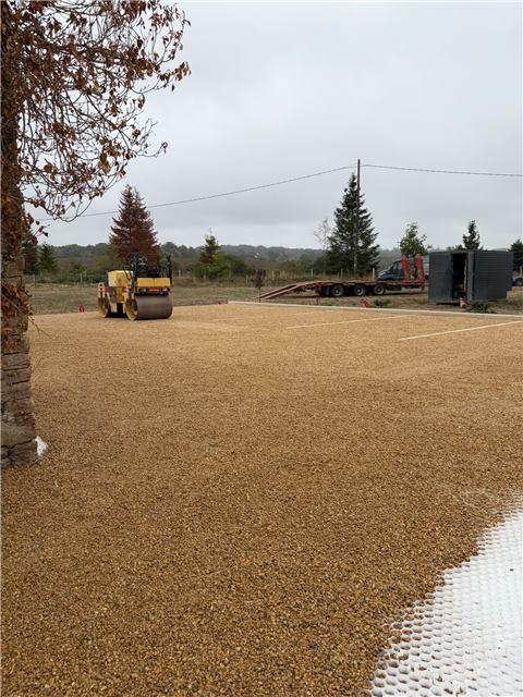 Aménagement d’une grande surface extérieure gravillonnée
