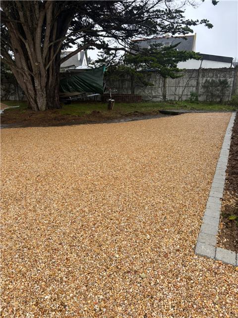 Surface gravillonnée avec bordure claire