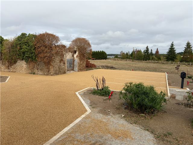 Cour gravillonnée avec bordures et plantations