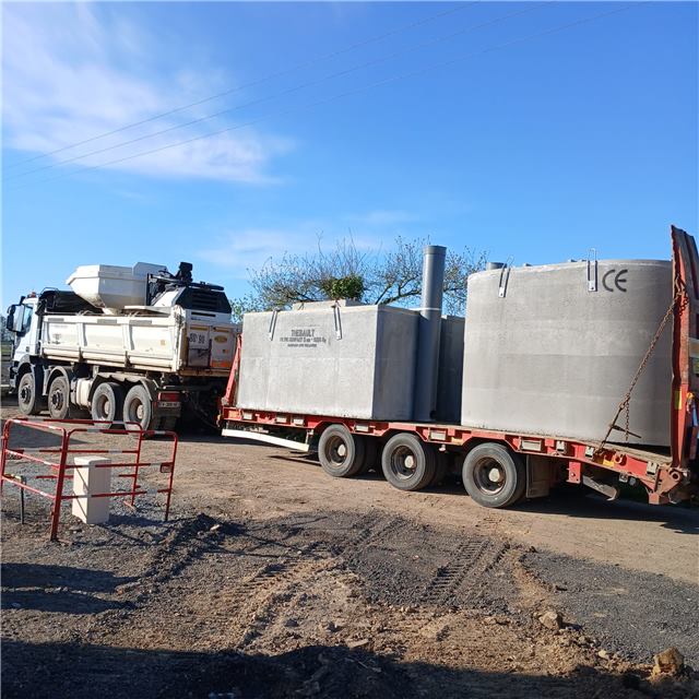 Transport de cuves en béton pour un chantier d’assainissement