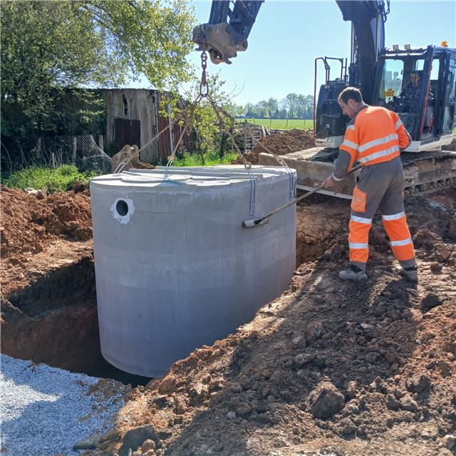 Positionnement d’une cuve en béton dans une fouille