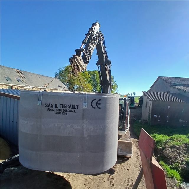 Cuve en béton soulevée sur un chantier d’assainissement