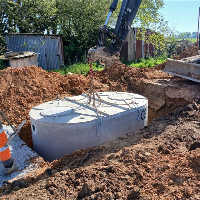 Cuve en béton installée dans le terrain