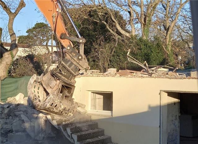 Pince de démolition sur pelleteuse en action, chantier Bompoil TP