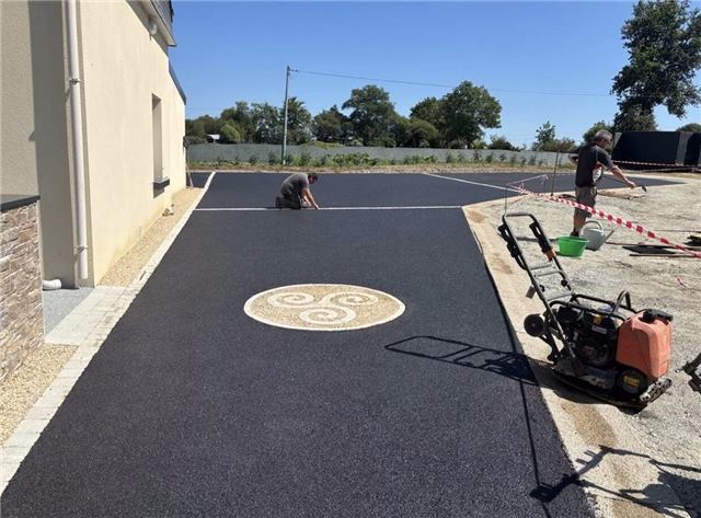 Allée enrobée finie avec motif triskell breton incrusté, chantier Bompoil TP