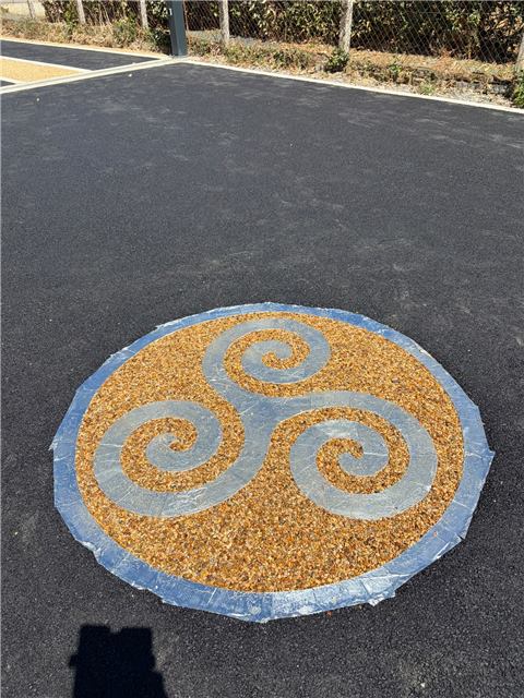 Détail du motif triskell incrusté dans l’enrobé