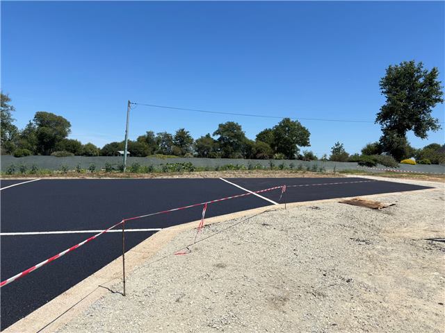 Grande surface en enrobé sur un chantier extérieur