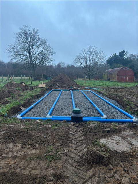 Canalisations bleues installées sur un terrain